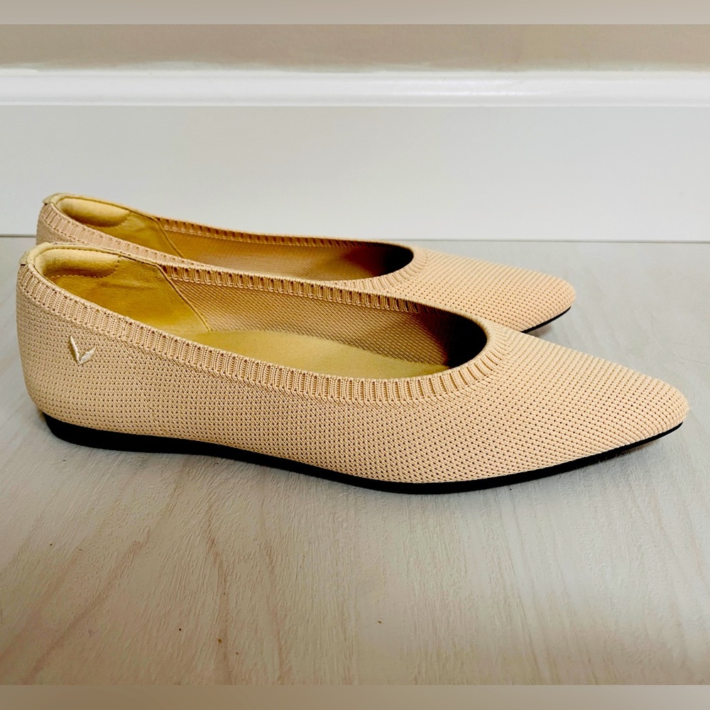 Vivaia Almond Points, Size 7 (EU 37.5)